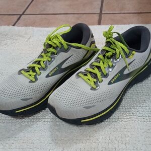 Books Ghost 15 Neutral Shoe - White with Yellow Iridescent laces (9) EUC!